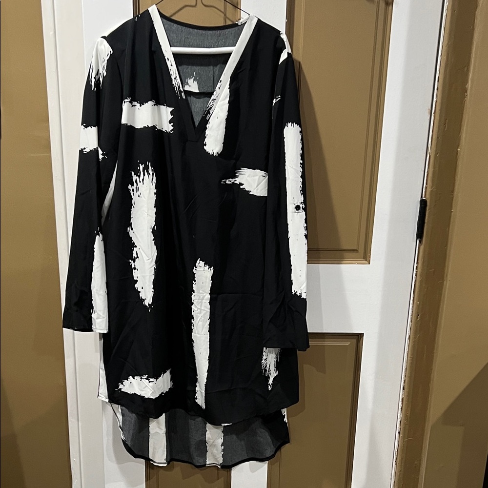 SHEIN Black and White Abstract Tunic